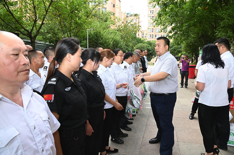 仟坤集團(tuán)為仟坤物業(yè)一線服務(wù)員工送去”清涼“