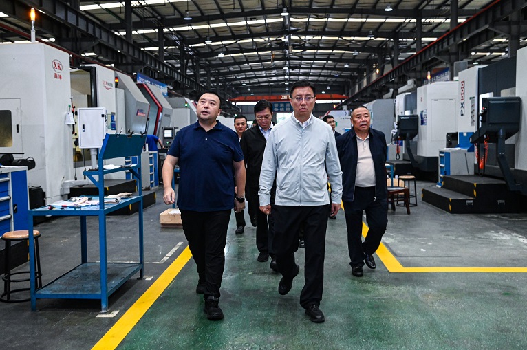 德陽市委副書記、市長黃朝陽蒞臨仟坤集團調(diào)研指導